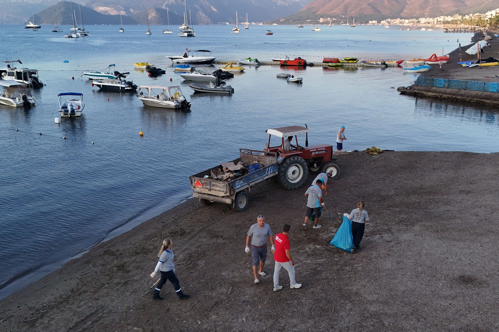 Marmaris Halk Plajı Güne Temizlikle Başlıyor